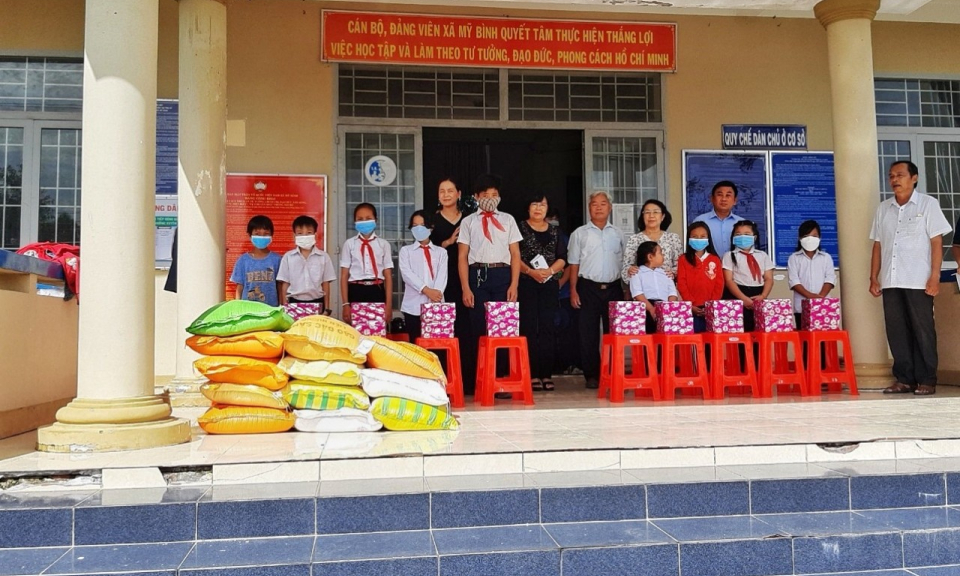 Nguyên lãnh đạo tỉnh Long An trao quà tại Đức Huệ