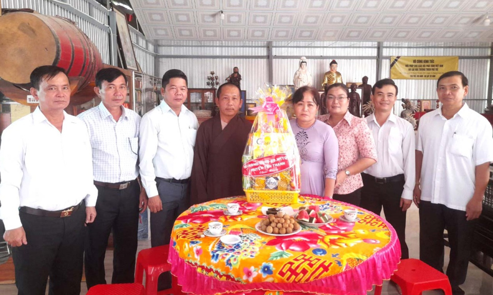 Huyện ủy Tân Thạnh thăm các cơ sở thờ tự