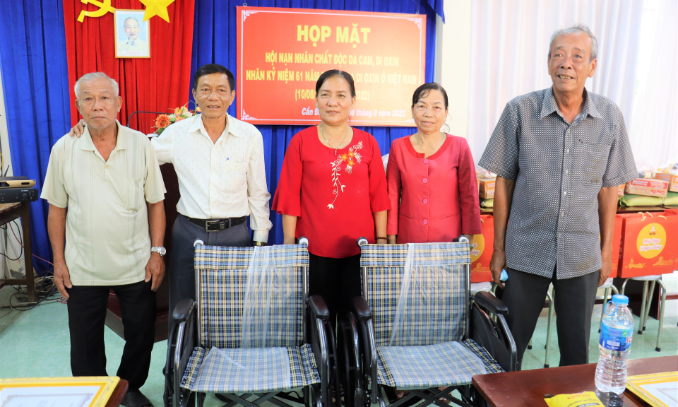 Cần Đước họp mặt và tặng quà nạn nhân chất độc da cam 