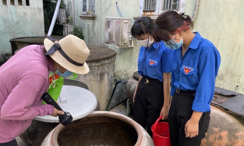 Bến Lức ra quân “Chiến dịch vệ sinh môi trường, diệt lăng quăng, phòng chống sốt xuất huyết”