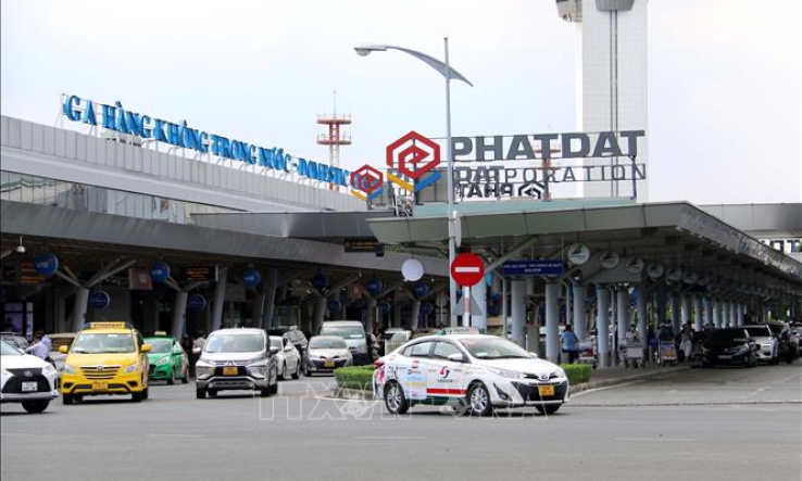 Bộ GTVT yêu cầu xử lý việc xe tăng giá, ép khách tại sân bay Tân Sơn Nhất