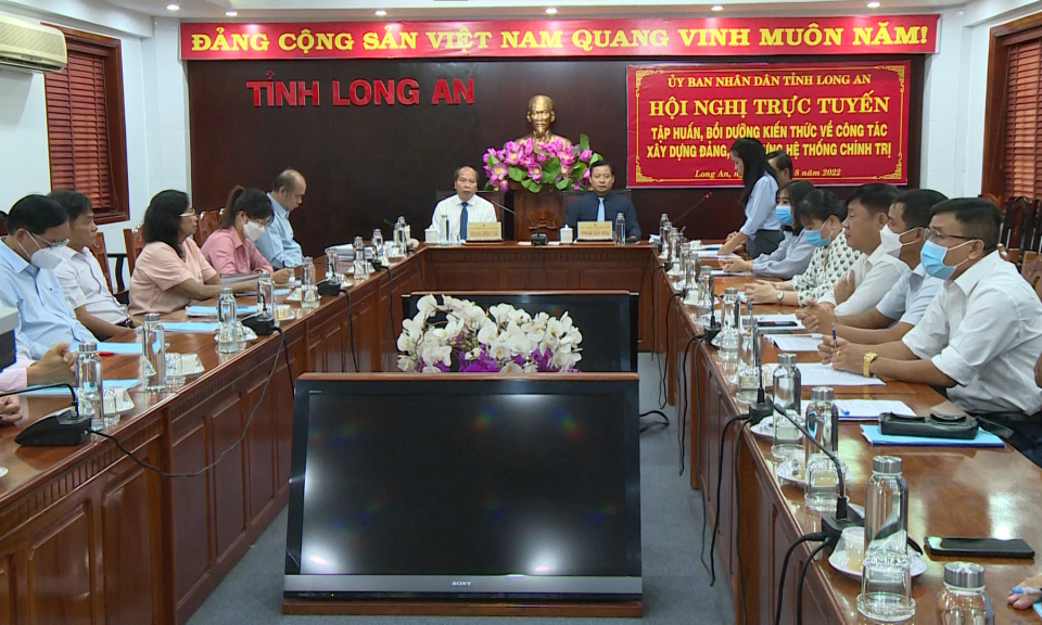 Tập huấn, bồi dưỡng kiến thức về công tác xây dựng Đảng và hệ thống chính trị