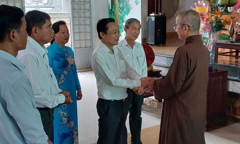 Lãnh đạo huyện Châu Thành thăm, tặng quà các cơ sở thờ tự nhân dịp Lễ Vu lan năm 2022