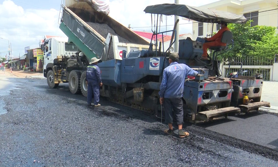 Tân Trụ hoàn thành thảm nhựa khu vực Trung tâm Hành chính huyện
