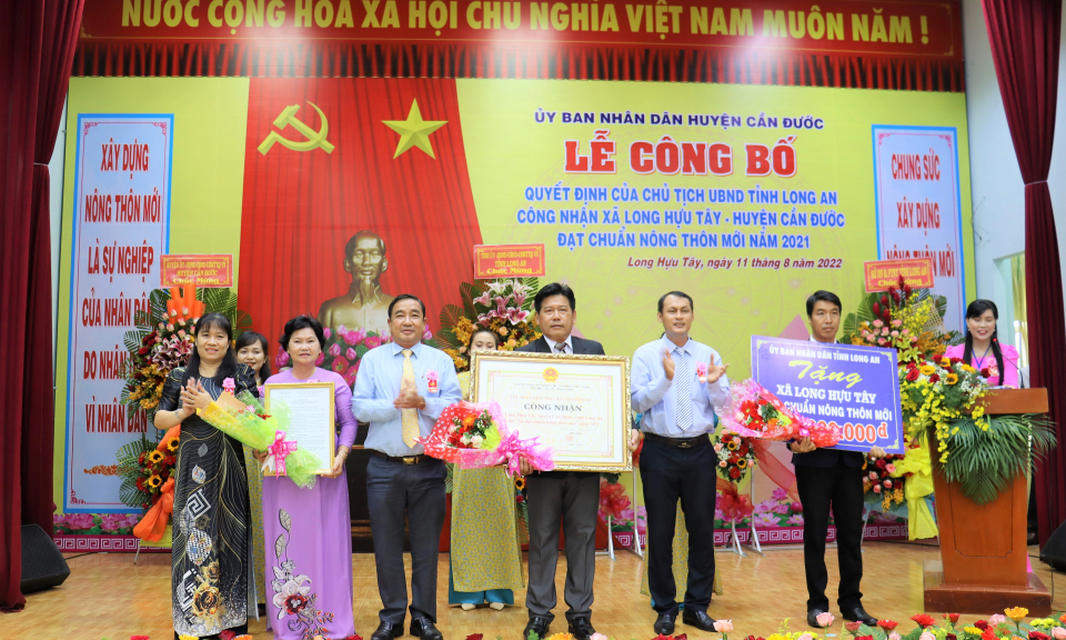 Xã Long Hựu Tây huyện Cần Đước đón nhận quyết định xã đạt chuẩn nông thôn mới