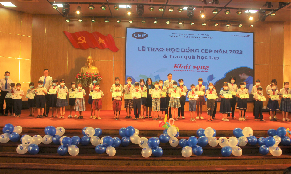 Tổ chức tài chính CEP tặng học bổng và quà học tập cho học sinh huyện 2 huyện Cần Đước, Cần Giuộc