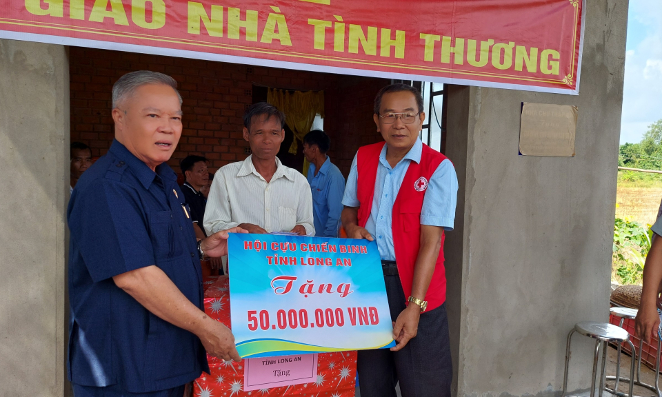 Hội Cựu chiến binh tỉnh trao tặng nhà tình thương tại Thạnh Hóa