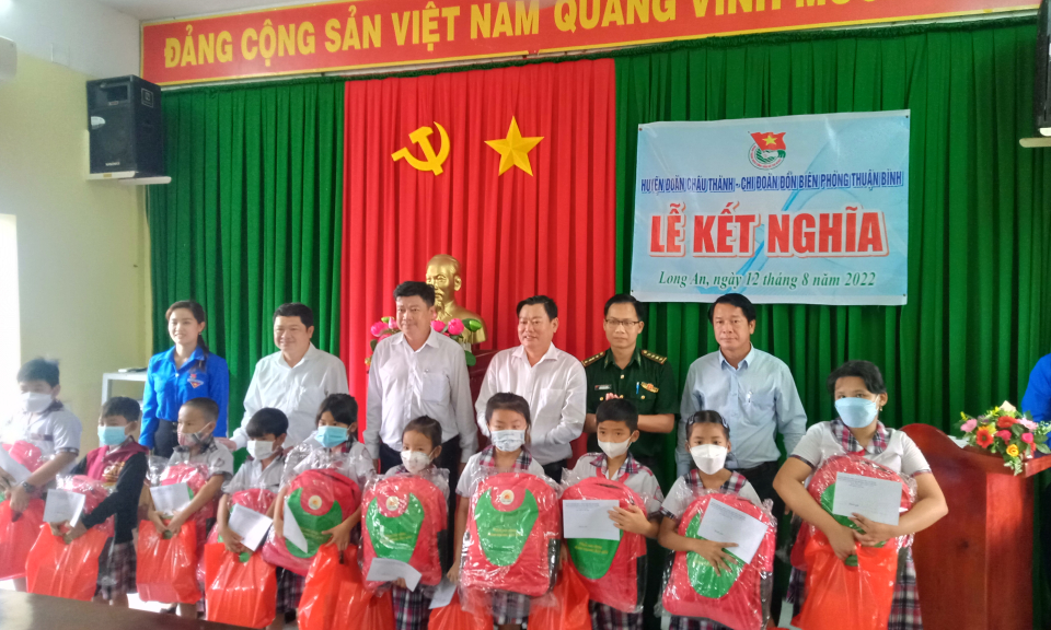 Cán bộ huyện Châu Thành thăm, tặng quà Đồn Biên phòng và học sinh vùng biên giới huyện Thạnh Hóa
