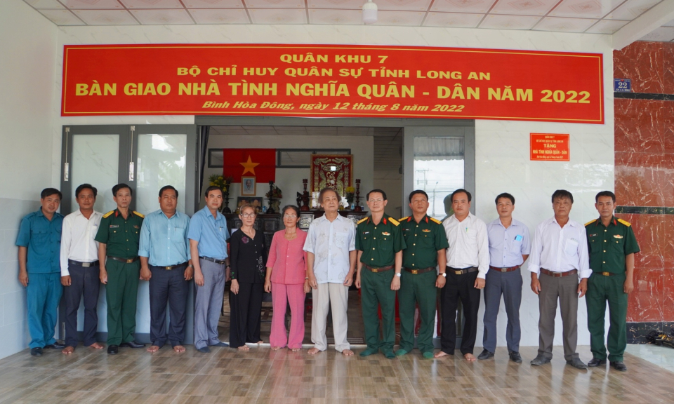 Mộc Hóa - Bàn giao nhà tình nghĩa quân- dân tại xã Bình Hòa Đông