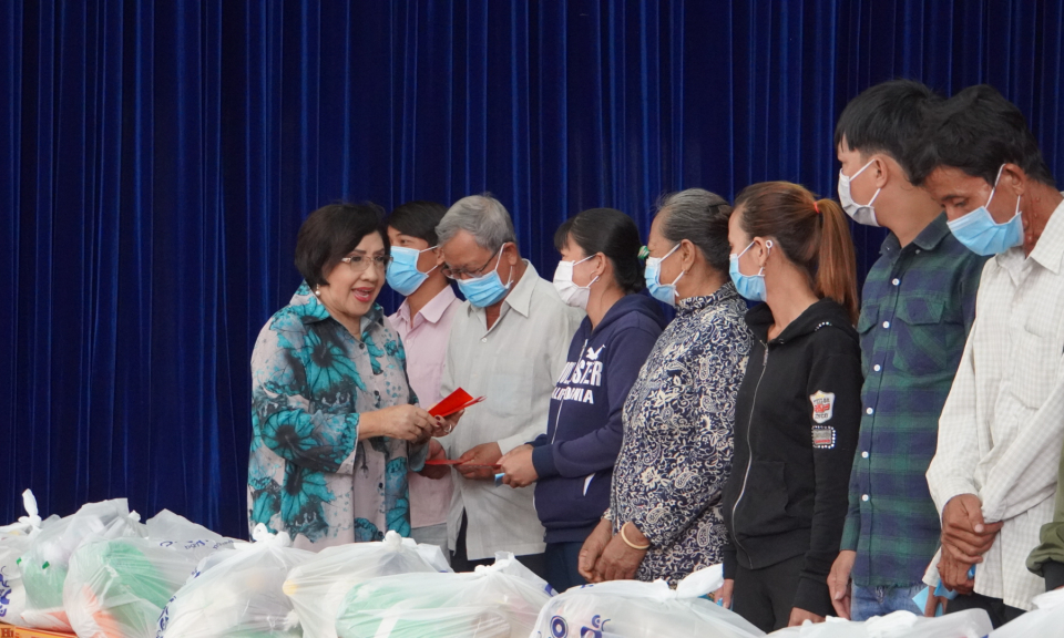 NSND Lệ Thủy tặng quà cho người dân có hoàn cảnh khó khăn tại huyện Mộc Hóa