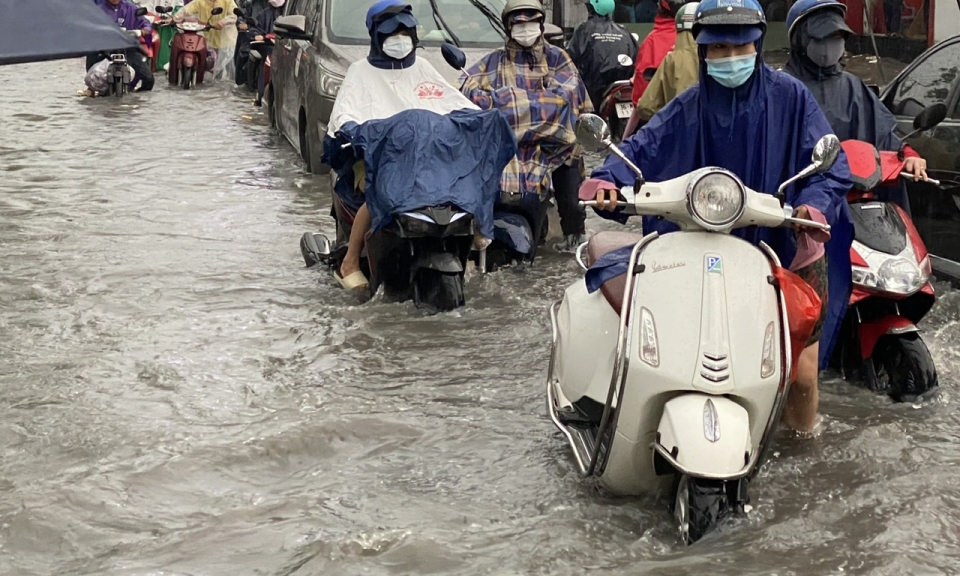 TP Hồ Chí Minh: Mưa lớn kéo dài, hàng loạt tuyến đường chìm trong biển nước