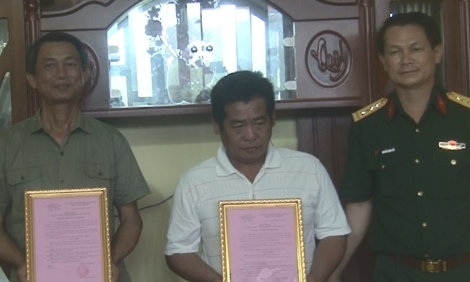 Kiến Tường trao tặng “ Nhà tình nghĩa Quân-Dân”.