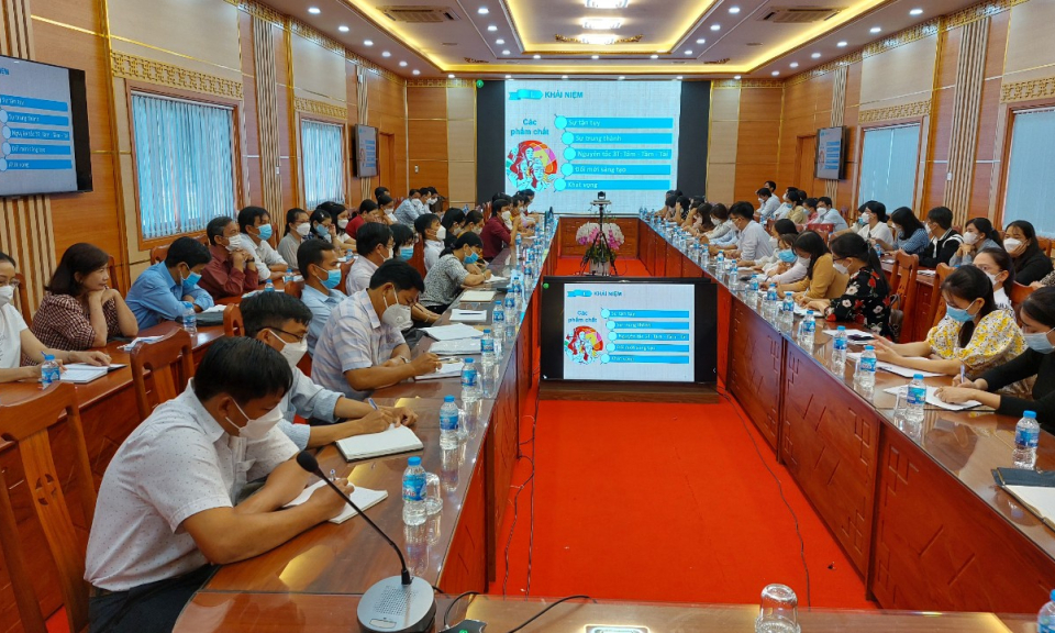 Huyện Châu Thành bồi dưỡng chính trị cho cán bộ công chức, viên chức ngành giáo dục 