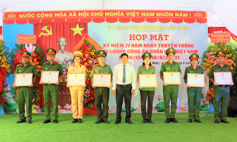 Cần Đước họp mặt kỷ niệm 77 năm ngày thành lập lực lượng công an Nhân dân 19/8