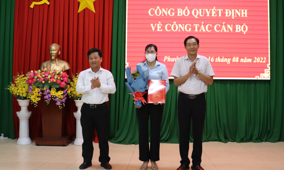 Huyện ủy Cần Giuộc công bố Quyết định công tác cán bộ