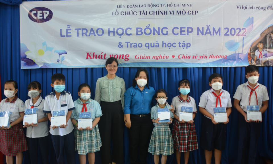 Cần Giuộc: tổ chức tài chính vi mô Cep tặng học bổng, quà học tập năm 2022