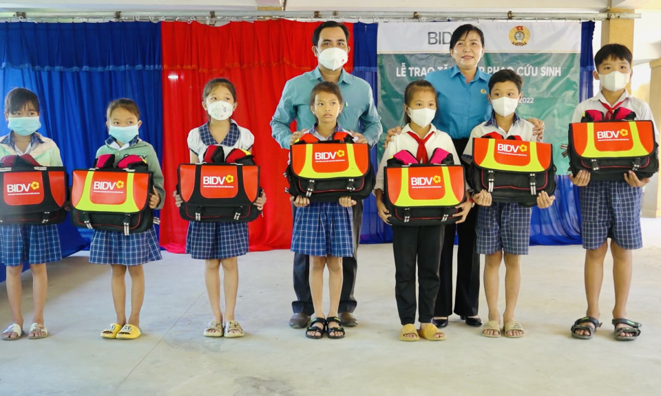 Liên đoàn Lao động Tỉnh tặng cặp phao cứu sinh cho học sinh Tân Hưng