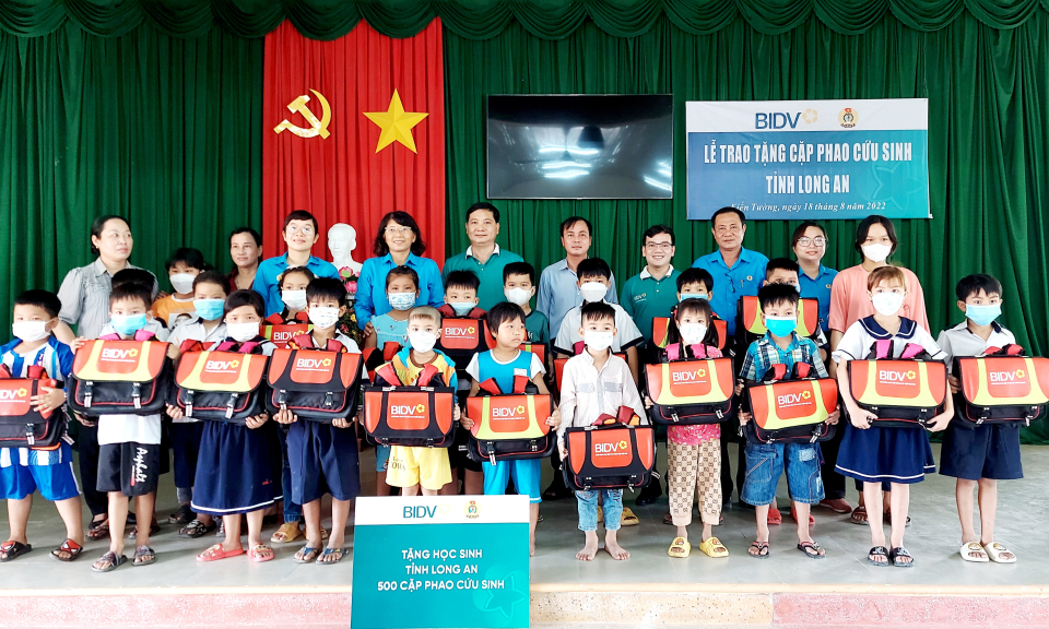Kiến Tường trao tặng cặp phao cứu sinh cho học sinh có hoàn cảnh khó khăn