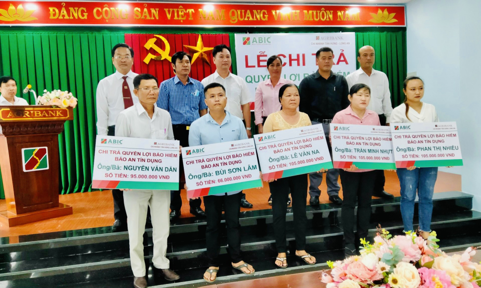 Tân Hưng chi trả quyền lợi bảo hiểm "Bảo an tín dụng" cho 5 khách hàng
