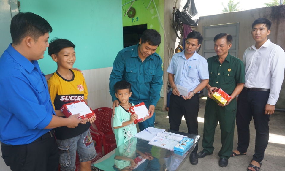 Bến Lức chung tay tiếp sức học sinh có hoàn cảnh khó khăn trước thềm năm học mới