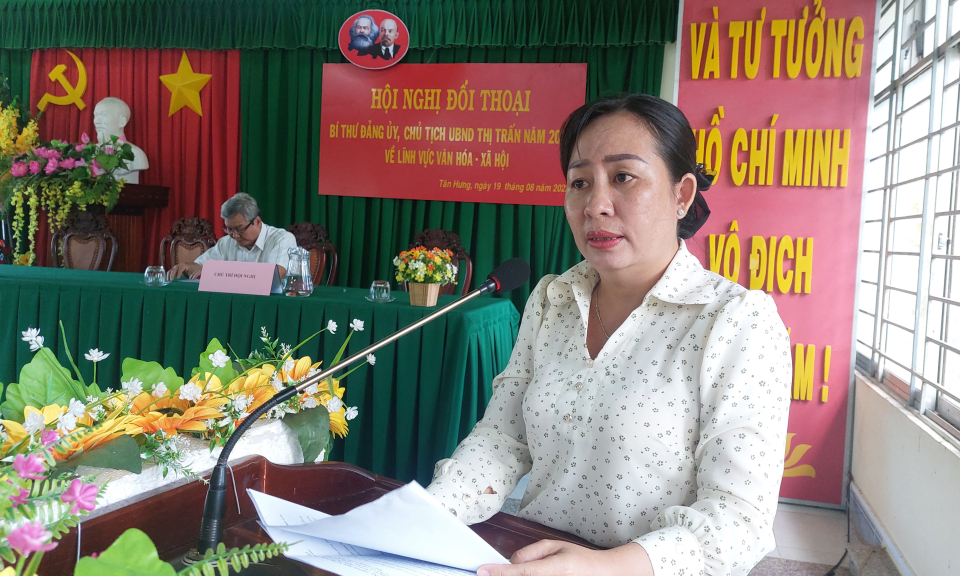 Bí thư Đảng ủy, Chủ tịch UBND thị trấn Tân Hưng đối thoại với Nhân dân