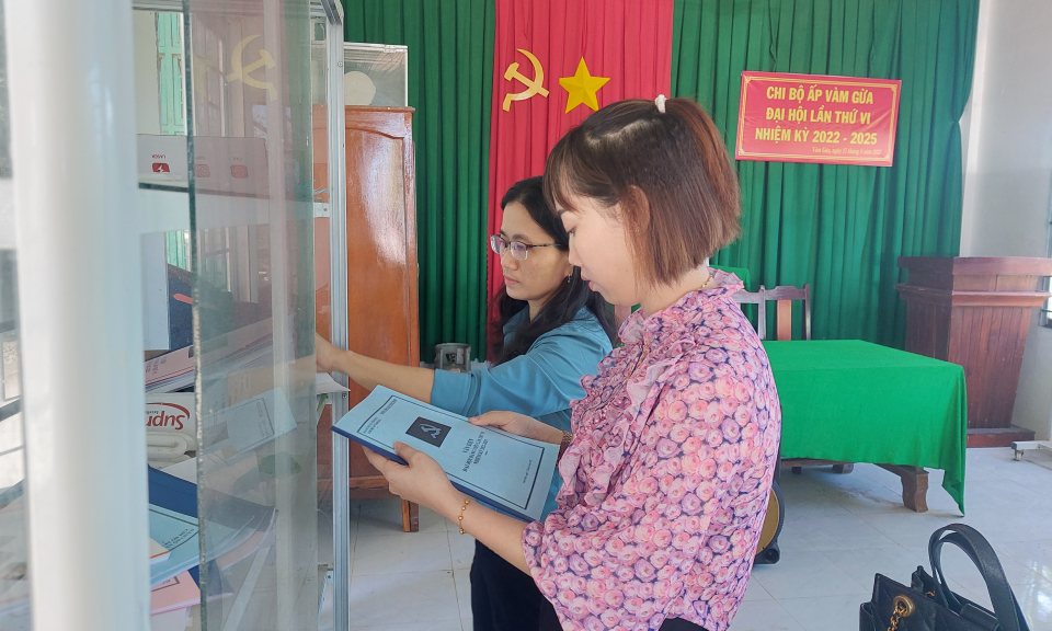 Tân Hưng kiểm tra, khảo sát việc thực hiện các tiêu chí văn hóa nông thôn mới tại xã Vĩnh Bửu