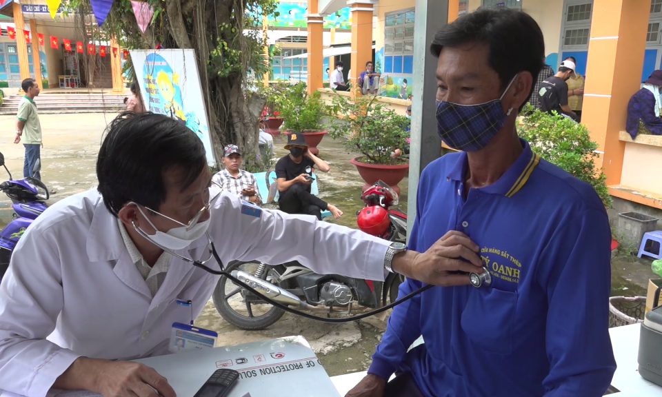 Tân Hưng tiêm vắc xin mũi 3, mũi 4 cho người dân