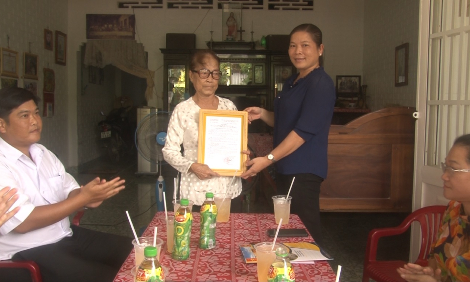 Bộ đội Biên phòng tỉnh tặng nhà tình nghĩa tại xã biên giới Thạnh Trị