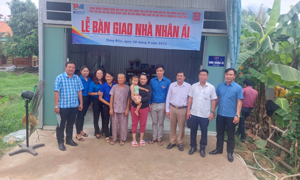 Tân Hưng bàn giao nhà nhân ái cho đoàn viên khó khăn