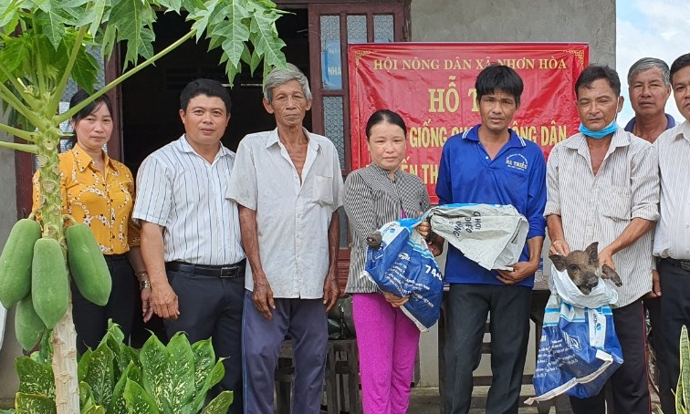 Tân Thạnh: Hội Nông dân xã Nhơn Hòa hỗ trợ con giống cho Hội viên nghèo