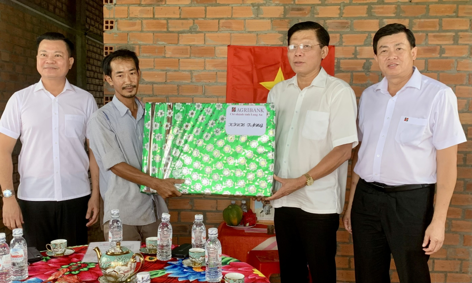 Agribank Long An trao nhà Đại đoàn kết tại huyện Châu Thành