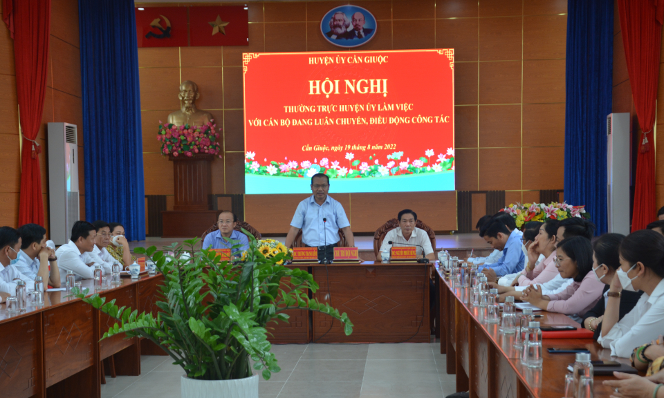 Cần Giuộc họp mặt cán bộ điều động, luân chuyển