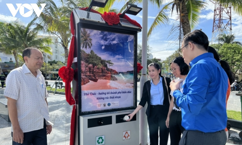 Phú Quốc ra mắt mô hình bộ thùng rác du lịch và trụ nước uống công cộng