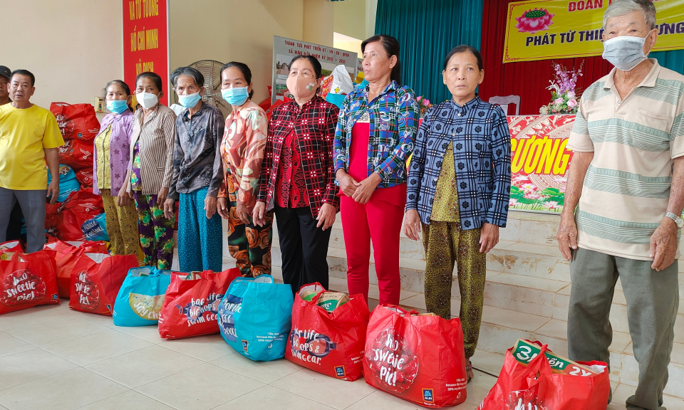 Tân Hưng: Đoàn thiện nguyện TP. Hồ Chí Minh trao tặng 300 phần quà cho hộ nghèo, cận nghèo