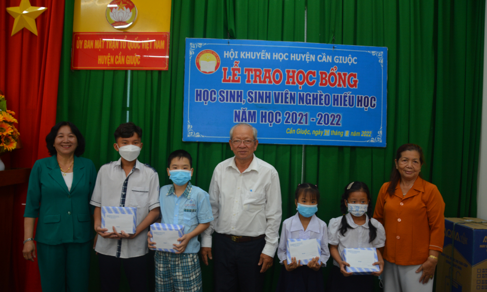 Cần Giuộc tặng học bổng cho học sinh, sinh viên có hoàn cảnh khó khăn