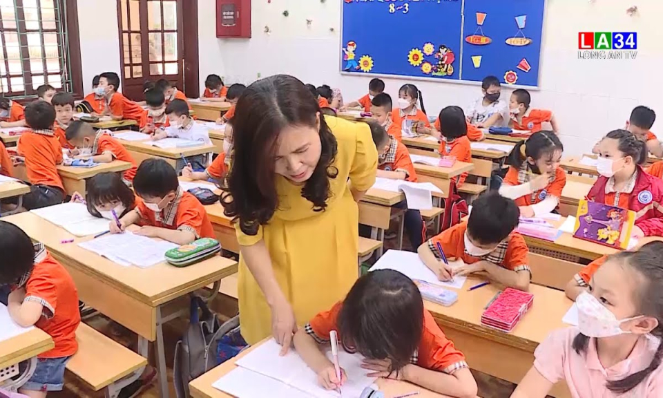 Học sinh lớp 1 tựu trường năm học mới