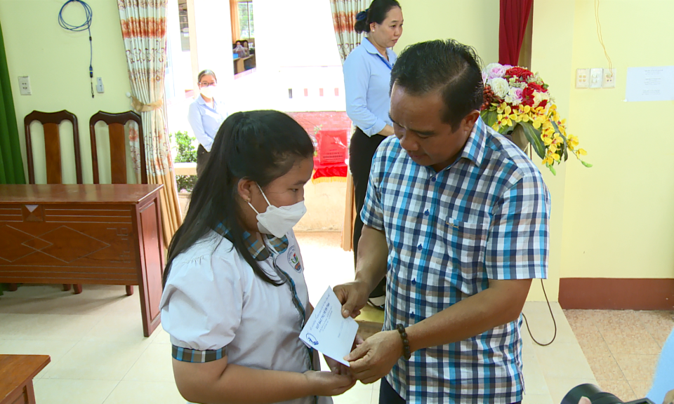 Lãnh đạo tỉnh thăm, tặng quà dịp Tết Trung thu
