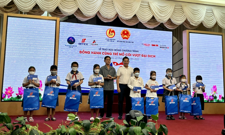 Lễ trao học bổng chương trình “Đồng hành cùng trẻ mồ côi vượt đại dịch”
