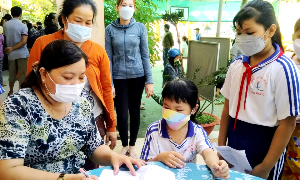 Cần Đước tiêm vắc xin ngừa COVID-19 cho học sinh trước khi vào năm học mới