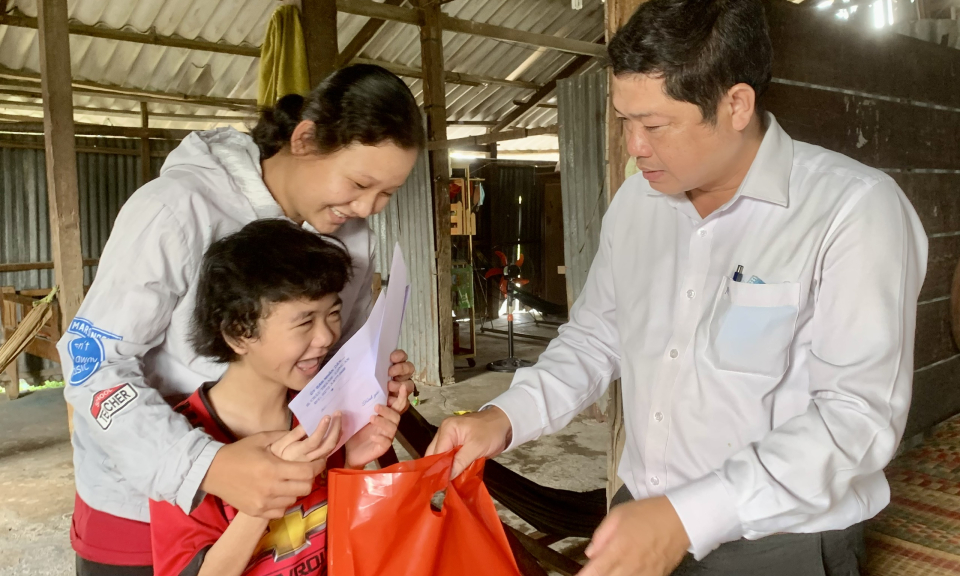 Lãnh đạo huyện Châu Thành đến thăm và tặng quà cho trẻ em đặc biệt khó khăn