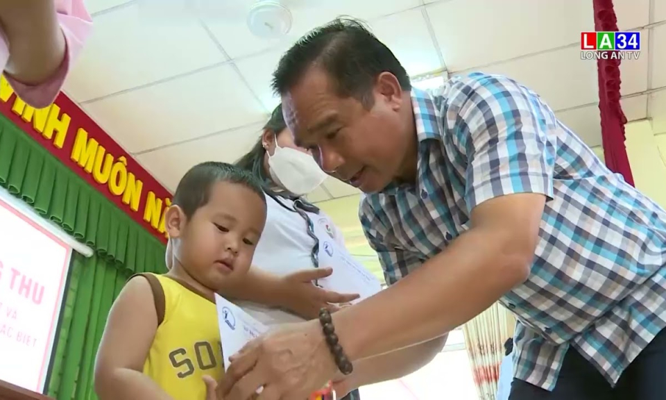 Lãnh đạo tỉnh Long An thăm, tặng quà dịp Tết Trung thu
