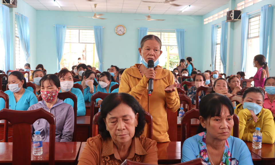Hội phụ nữ Bến Lức tiếp xúc, đối thoại với hội viên