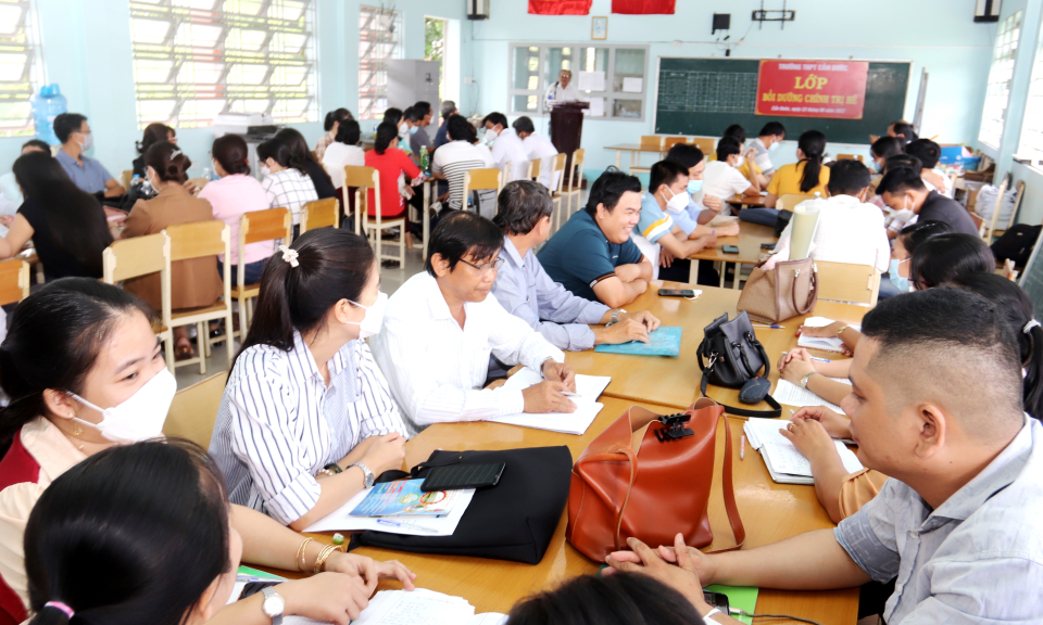 Cần Đước tổ chức bồi dưỡng chính trị hè cho 2.000 cán bộ viên chức ngành giáo dục 