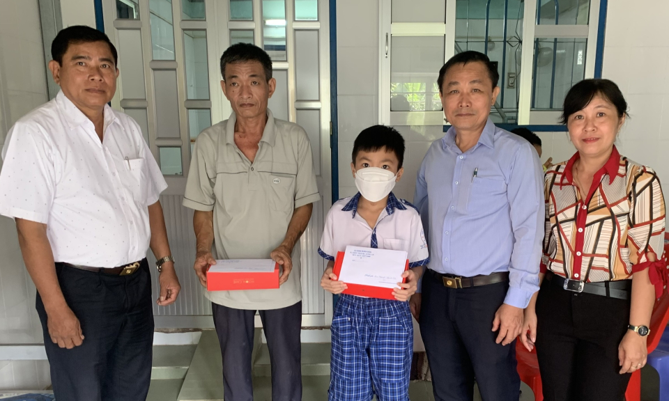 Bí thư Huyện ủy Châu Thành đến thăm và tặng quà cho trẻ em đặc biệt khó khăn