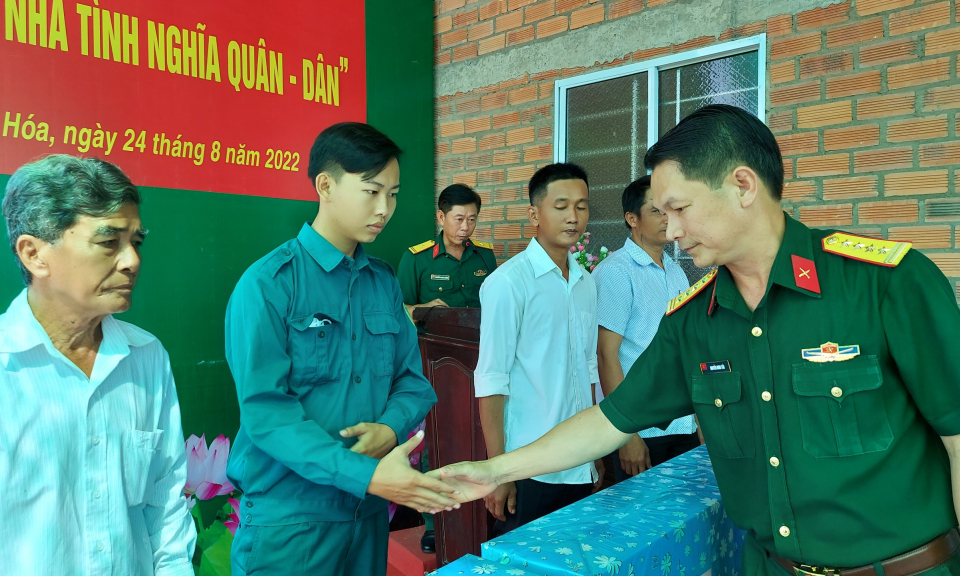 Bàn giao “Nhà tình nghĩa Quân - Dân” tại huyện Thạnh Hóa