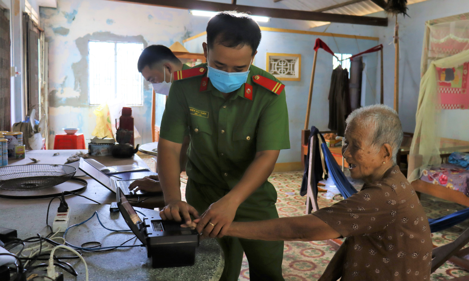 Cần Đước cấp căn cước công dân tại nhà cho người già, bệnh tật, đi lại khó khăn