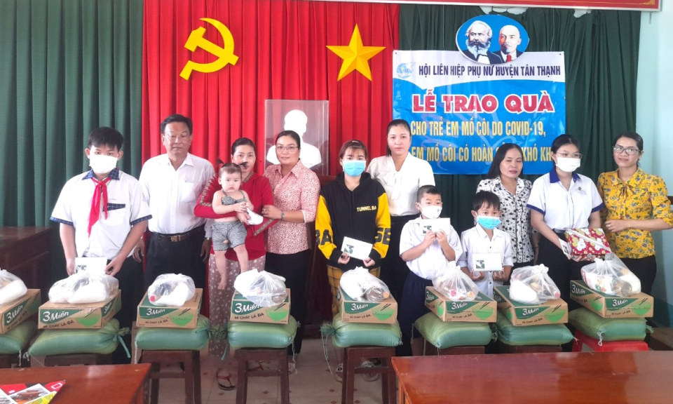 Tân Thạnh trao quà cho trẻ em mồ côi do ảnh hưởng của dịch COVID-19