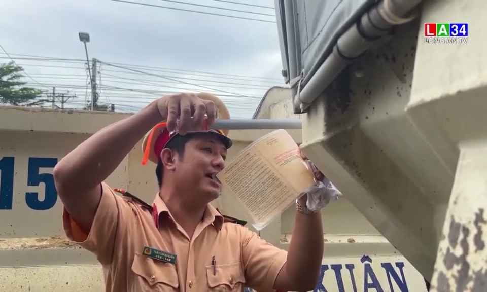 Công an Long An tăng cường xử lý vi phạm về cơi, nới thùng xe