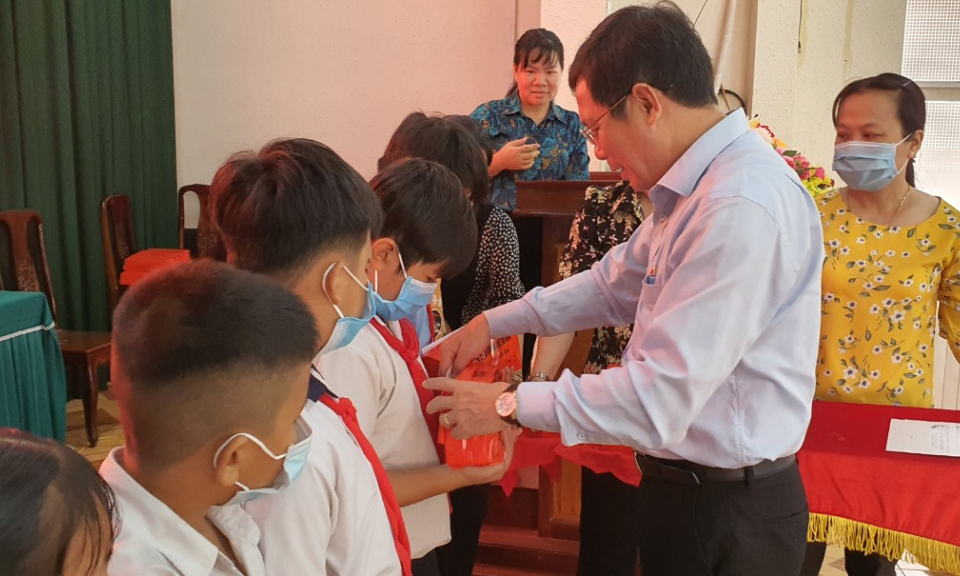  Phó Chủ tịch HĐND tỉnh tặng quà trung thu cho trẻ em huyện Tân Thạnh