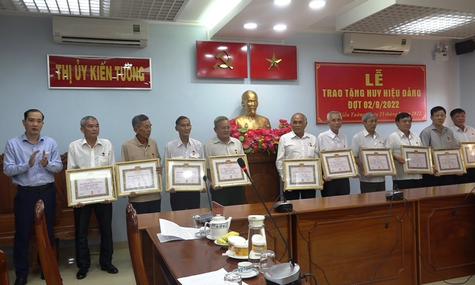 Thị ủy Kiến Tường trao Huy hiệu Đảng đợt 2/9